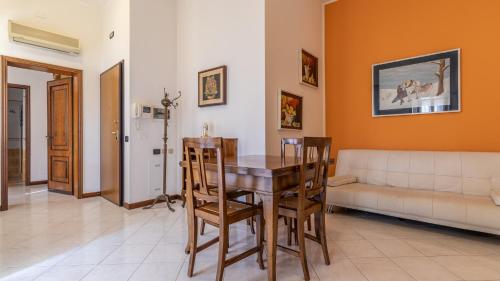 sala de estar con mesa y sofá en Francesca Apartment in Sassuolo - Affitti Brevi Italia, en Sassuolo