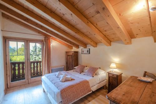ein Schlafzimmer mit einem Bett und einem großen Fenster in der Unterkunft Chalet Persévérance in Chamonix-Mont-Blanc