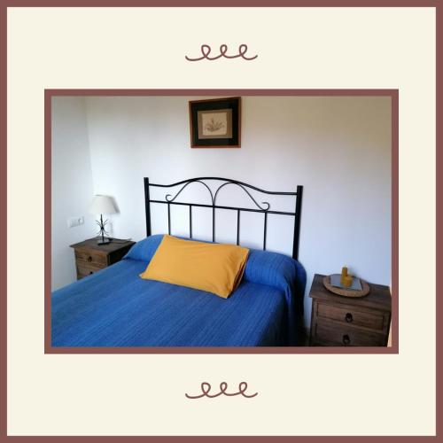une photo encadrée d'une chambre avec un lit dans l'établissement Casa rural Bohilgues, à Vallanca