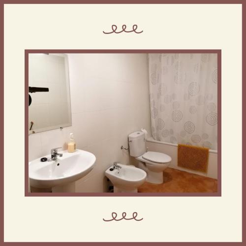 La salle de bains est pourvue d'un lavabo, de toilettes et d'un miroir. dans l'établissement Casa rural Bohilgues, à Vallanca