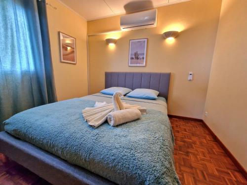 a bedroom with a bed with two towels on it at Villa ARC-EN-CIEL in Petite Île