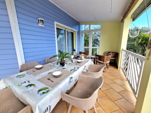 a dining room with a table and chairs at Villa ARC-EN-CIEL in Petite Île