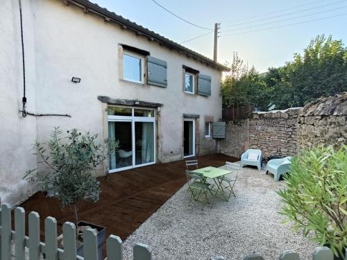 un giardino di fronte a una casa di Chez Emma et Louise - Maison individuelle avec stationnement gratuit a Mâcon