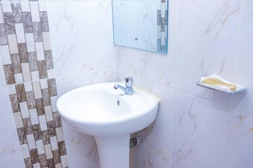 LaMeg Furnished Studio in Fedhaにあるバスルーム