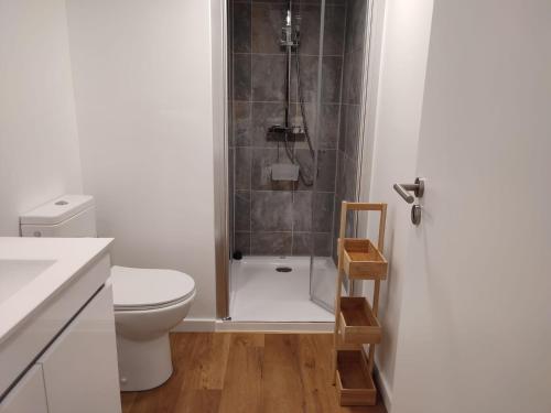 uma casa de banho com duche, WC e chuveiro em Quinta Lameira do Vale no Fundão