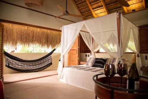 um quarto com uma cama com uma rede de descanso em Nativa Refugio Escondido em Santa Fe de Antioquia