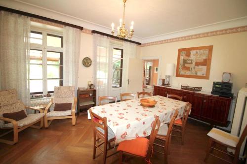 a dining room with a table and chairs at Maison de charme avec jardin à Mitzach, vue sur montagne in Mitzach