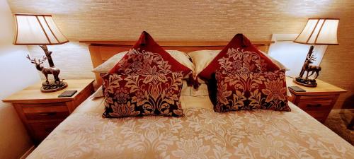 バルマカーラにあるSelf catering upper floor flat at Woodend houseのベッドルーム1室(ランプ2つ付)