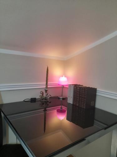 una mesa con una lámpara y dos libros encima en B&B BABY D, en Montalto Uffugo