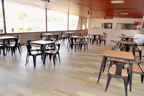 - un restaurant avec des tables et des chaises dans une salle dans l'établissement Hôtel Printemps Mont Korhogo, à Korhogo