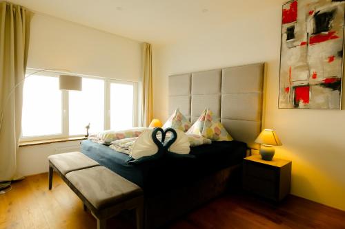 ein Schlafzimmer mit einem Bett mit einer Person, die darauf liegt in der Unterkunft XuBa ApartmentRooms Messe Wien Prater in Wien
