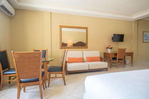 - un salon avec un canapé et une table dans l'établissement Bay Harbor Luxury 1 bedroom apartments, à Oranjestad