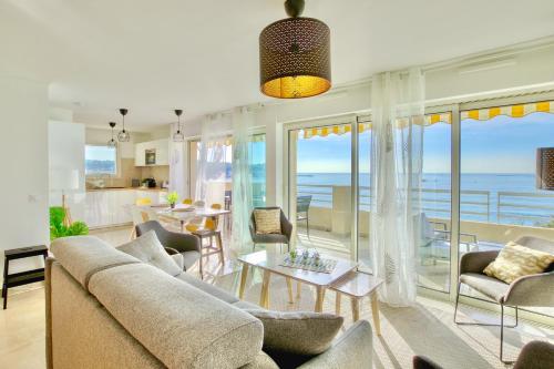 - un salon avec un canapé et une table dans l'établissement Le Panorama, à La Seyne-sur-Mer