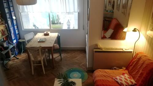 Habitación pequeña con mesa, mesa y silla. en Casita en Madrid