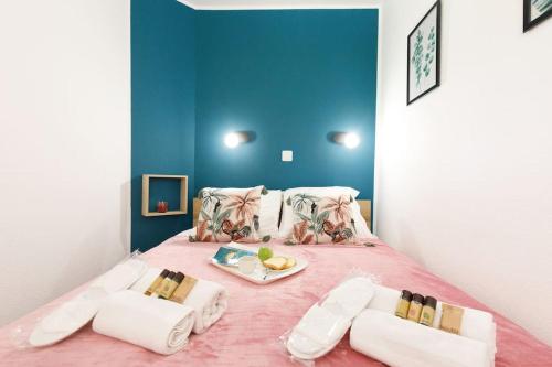 Cette chambre comprend un lit et un plateau/bouilloire. dans l'établissement Chagall 3 étoiles YourHostHelper, à Cannes