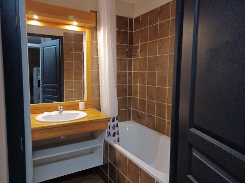 a bathroom with a sink and a bath tub at Appartement Albiez-Montrond, 2 pièces, 6 personnes - FR-1-618-19 in Albiez-Montrond