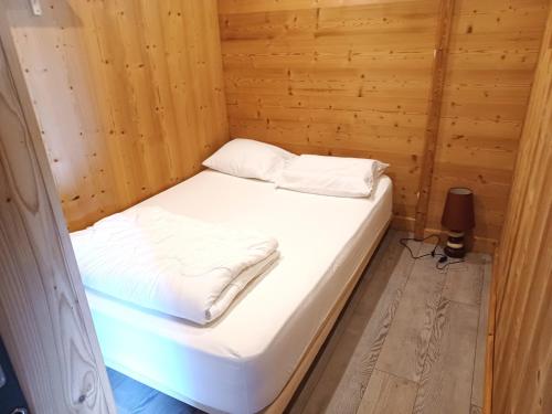 a small bed in a wooden room at Appartement Albiez-Montrond, 2 pièces, 6 personnes - FR-1-618-19 in Albiez-Montrond