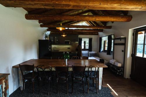 un comedor con una gran mesa de madera y sillas en COOLna, en Metylovice