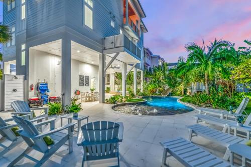 een patio met stoelen en een zwembad bij The Plaza in Siesta Key