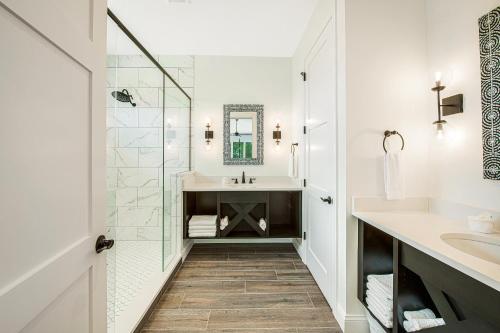 een witte badkamer met een wastafel en een douche bij The Plaza in Siesta Key