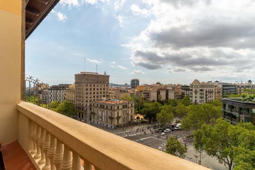 balkon z widokiem na miasto w obiekcie Casa Gracia Apartments w Barcelonie