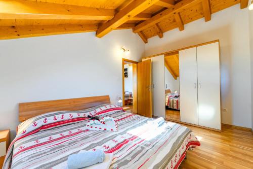 een slaapkamer met een groot bed in een kamer bij Apartman Marina in Martinšćica