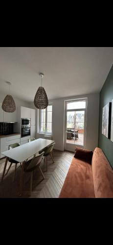 un salon avec un canapé et une table dans l'établissement La marine 2, à Deauville