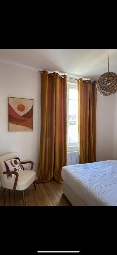 une chambre avec un lit, une chaise et une fenêtre dans l'établissement La marine 2, à Deauville