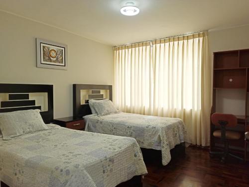 En eller flere senger på et rom på Eral Apartments San Isidro