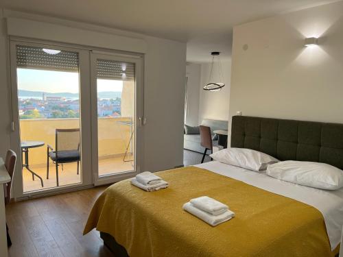 ein Schlafzimmer mit einem Bett mit zwei Handtüchern darauf in der Unterkunft Apartment Renata in Zadar
