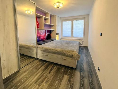 プラハにあるBritish Quarter Apartmentsのベッドと大きな鏡のある寝室