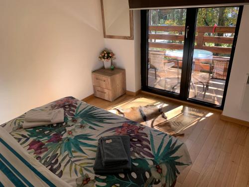 ein Schlafzimmer mit einem Bett und einem Hund auf dem Boden in der Unterkunft Apartman LUX STELLA in Zlatibor