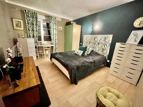 une chambre avec un lit et une table dedans dans l'établissement Grande maison Saint Malo avec cheminée et jardin, à Saint-Malo