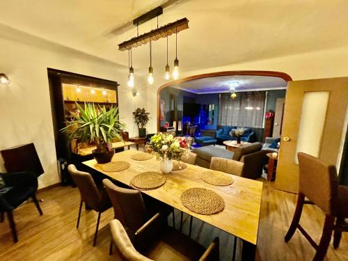 une salle à manger avec une table et un salon dans l'établissement Grande maison Saint Malo avec cheminée et jardin, à Saint-Malo