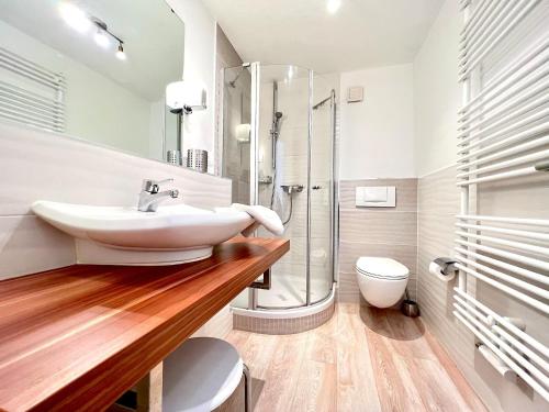 y baño con lavabo y ducha. en M4 - Apartmenthaus Marienburger Str 4 - FERIENDOMIZIL HOLLICH en Grömitz