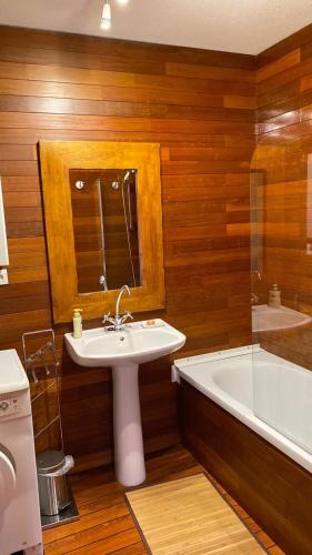 une salle de bain avec un lavabo et une baignoire dans l'établissement T4 Beau Duplex Port de plaisance de Capbreton 800m de la plage, à Capbreton
