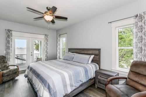 Un dormitorio con una cama y un ventilador de techo. en Welcome to Sea Cow, en Oriole Beach