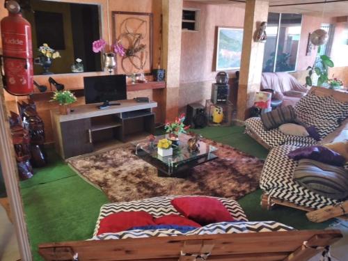 a living room with a couch and a table at Angel Locação de Quartos in Brasilia