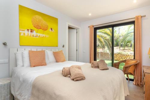 En eller flere senge i et værelse på Casa Palmeiras Luxury Tranquil area BBQ Large Pool