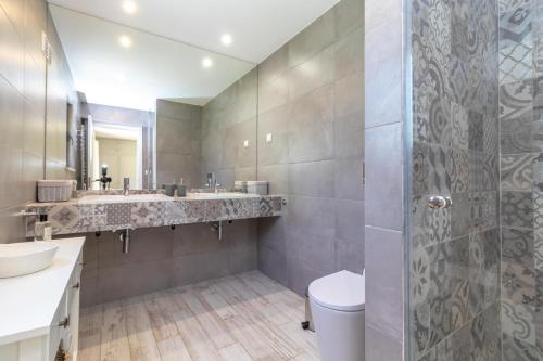 Et badeværelse på Casa Palmeiras Luxury Tranquil area BBQ Large Pool