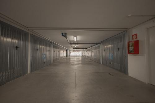 an empty hallway with metal lockers in a building at Appartamento incantevole con piscina in Vallecrosia