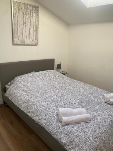 ein Schlafzimmer mit einem Bett mit zwei Handtüchern darauf in der Unterkunft Town Centre Apartment in Leek