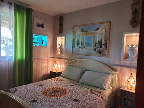 アニョーネ・バーニにあるIris houseのベッドルーム(ベッド1台、緑のカーテン付)