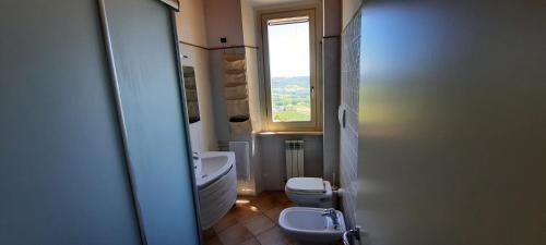 baño con 2 aseos y ventana en appartamento in contesto esclusivo in pieno centro en Camerano
