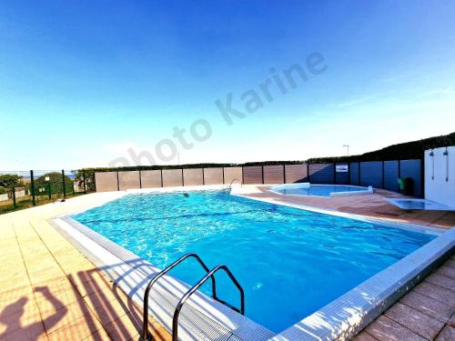 Bazén v ubytovaní Appartement 1ere ligne piscine terrasse au bord de la plage front de mer avec 6 vélos alebo v jeho blízkosti