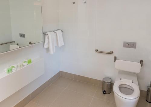 Bilik mandi di Canal Rocks Beachfront Apartments
