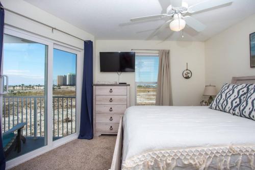 een slaapkamer met een bed en een groot raam bij Gulf Island Condominium 321 in Navarre