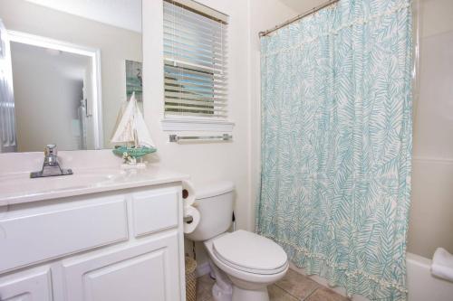 een badkamer met een toilet en een douchegordijn bij Gulf Island Condominium 321 in Navarre