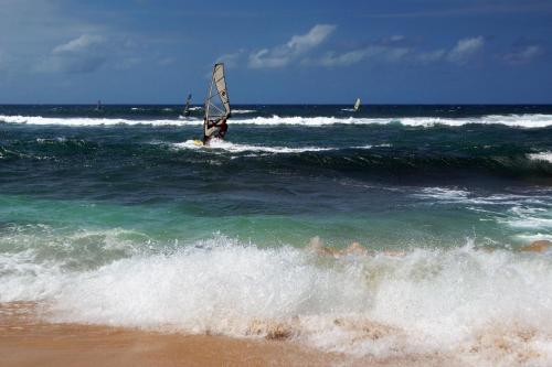 een persoon die windsurft in de oceaan op het strand bij Maui Vista Condo 2410 in Kihei