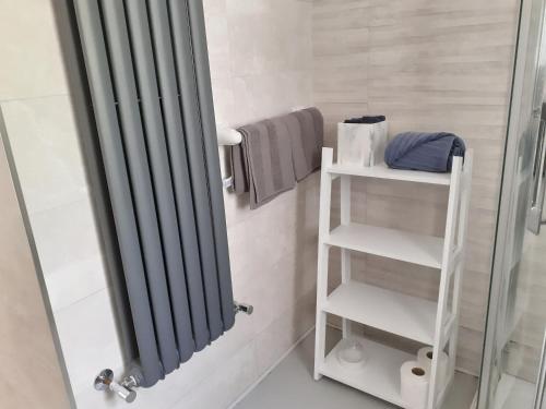 een badkamer met een zwarte radiator en handdoeken bij Lackaroe Cottage in Garrykennedy